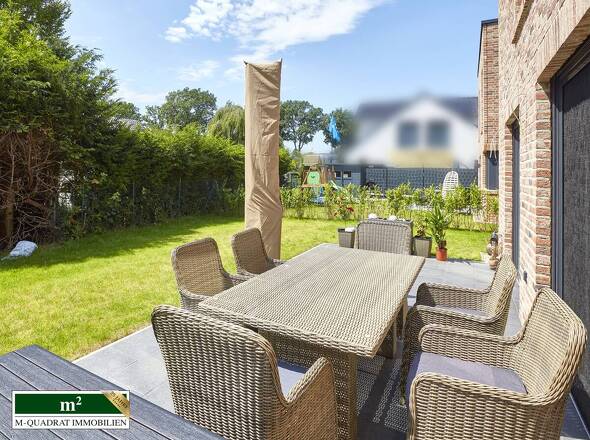 Terrasse mt Blick in den Garten