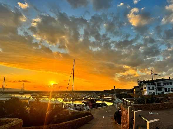 Marina bei Sonnenuntergang