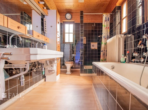 Erstes Badezimmer