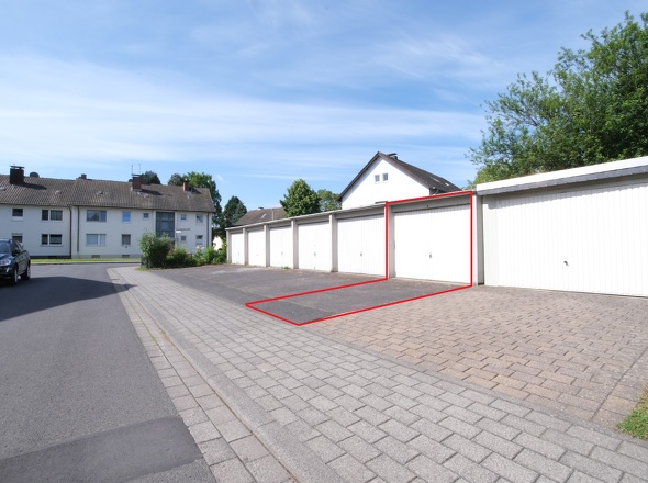 Garage mit Vorplatz