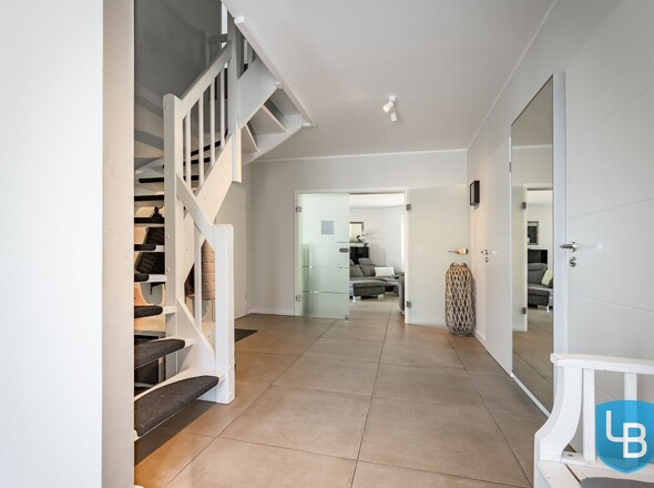 Flur mit offener Treppe