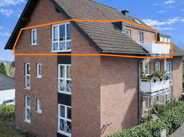 Wohnhaus mit orange markiertem Dachabschnitt