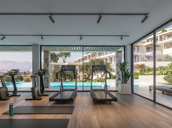 Fitnessbereich mit Poolblick