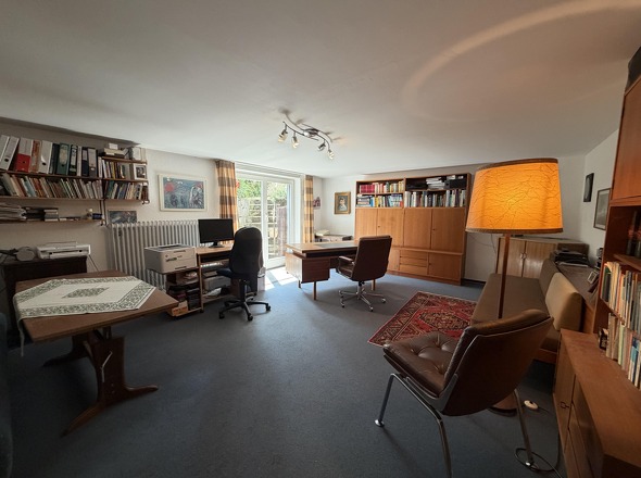 Arbeitszimmer im Keller mit Tageslicht