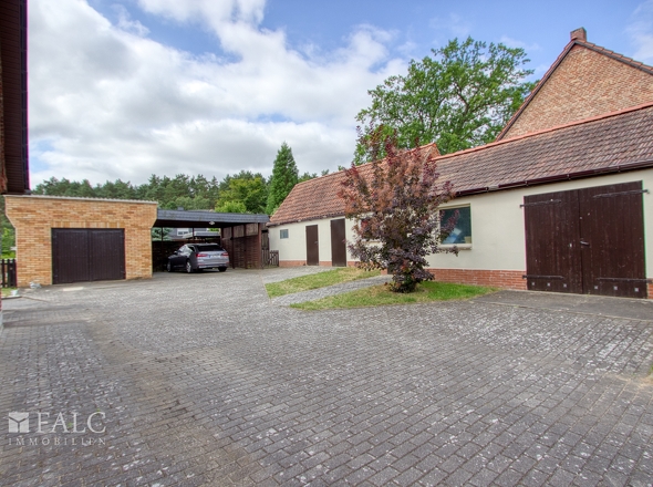 Hofansicht mit Garage, Carport, Nebengebäude