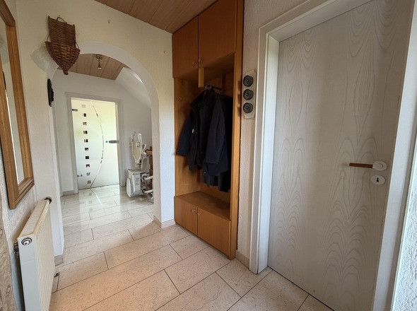 Heller Eingangsbereich mit Garderobe