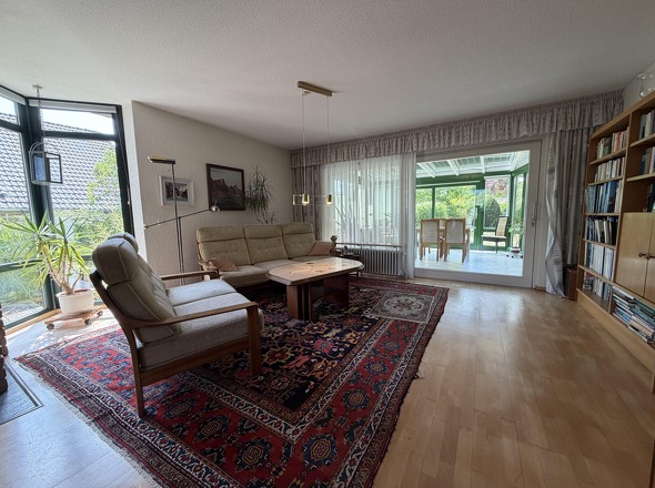 Geräumiges Wohnzimmer mit Zugang zum Wintergarten