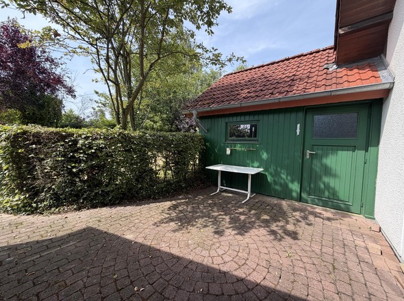 Terrasse mit Zugang zur Garage