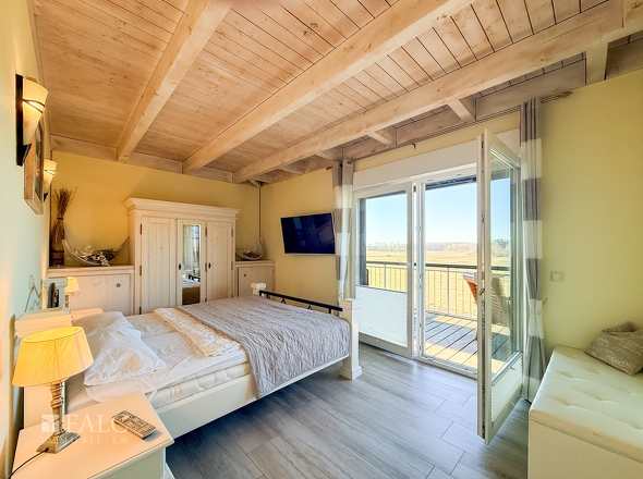 Schlafzimmer mit Balkonzugang