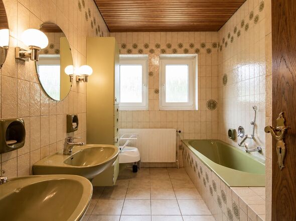 Erdgeschoss: Badezimmer - Persönliche Gegenstände virtuell entfernt 