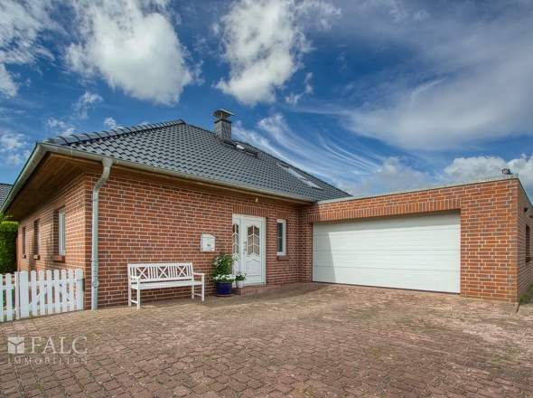 Außenansicht Eingang und Garage