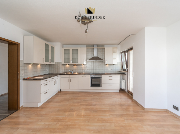 1. Obergeschoss - große Wohnküche mit Zugang zum kleinen Balkon