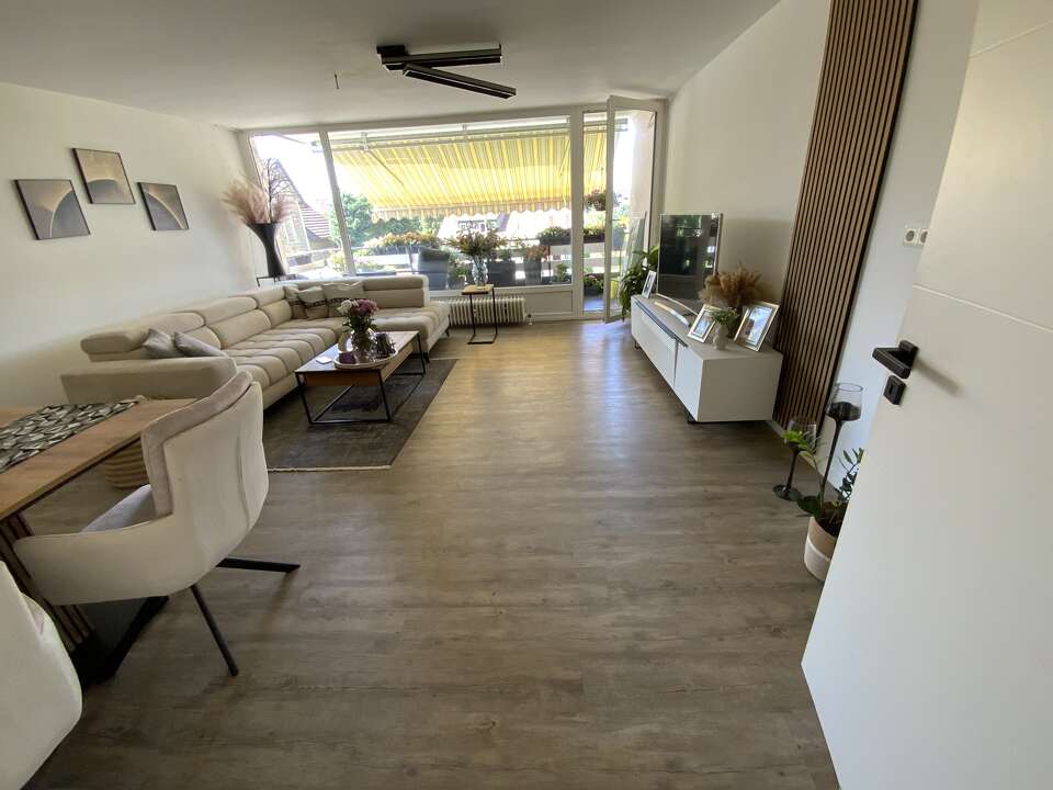 modernes Wohn- und Esszimmer