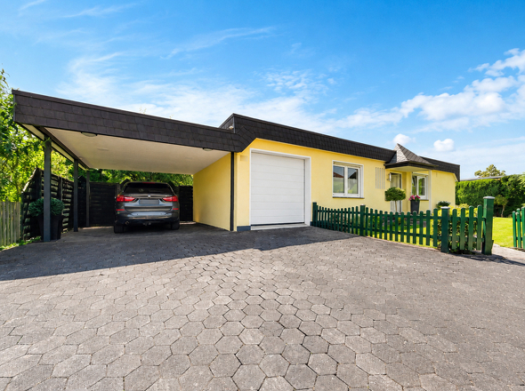 Eingangsseite m. Carport & Garage