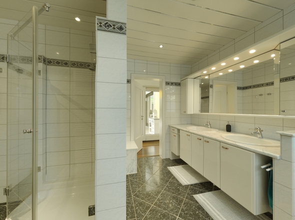 Tageslichtbad m. Dusche, Wanne & Wäscheabwurfschacht
