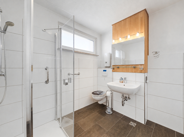Modernes Duschbad mit Fenster