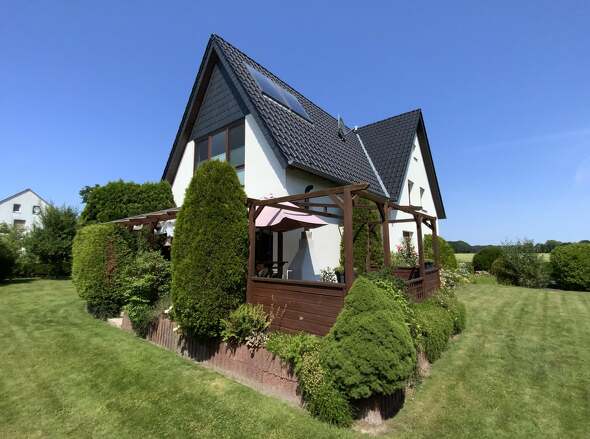 Außenansicht mit Garten