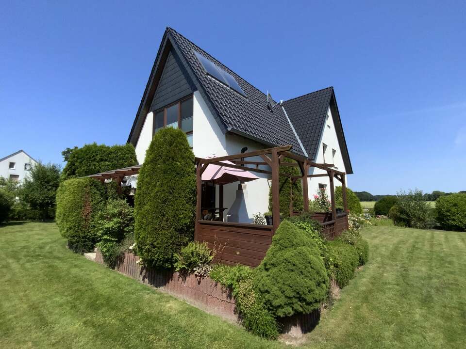 Außenansicht mit Garten