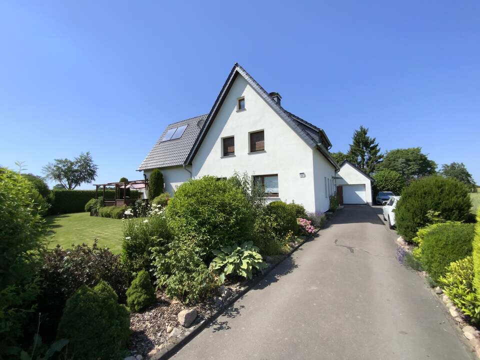 Zufahrt zum Haus mit Garage