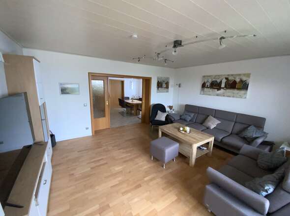 Wohnzimmer mit Blick ins Esszimmer im EG