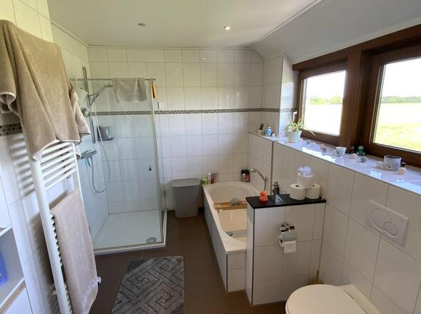 Badezimmer mit Dusche und Wanne