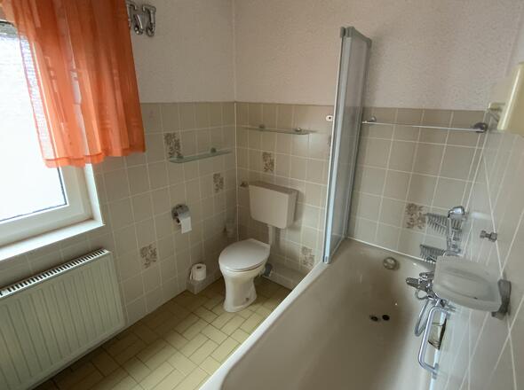 Tageslichtbad mit Wanne