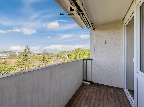 Balkon mit attraktiver Aussicht und Abendsonne.