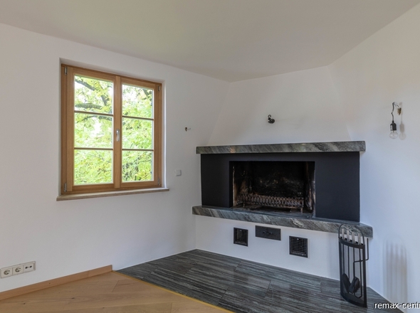 OG offener Kamin im Wohnzimmer
