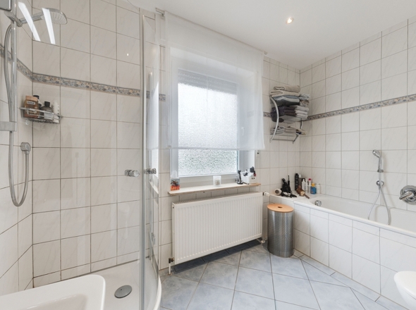 Modernes Tageslichtbad im EG
