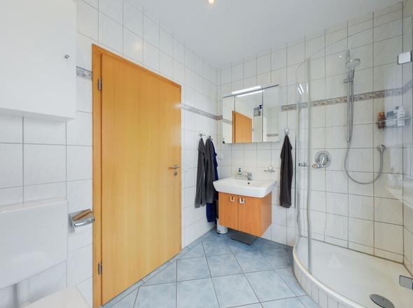 Modernes Tageslichtbad im EG