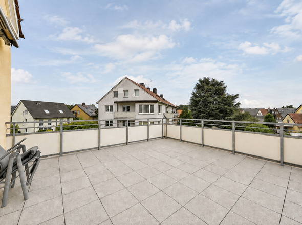 Große Sonnenterrasse mit Markise