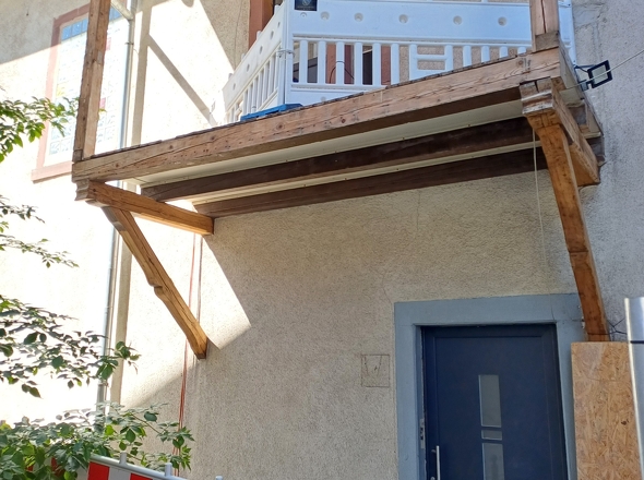 Hauseingang mit Balkon