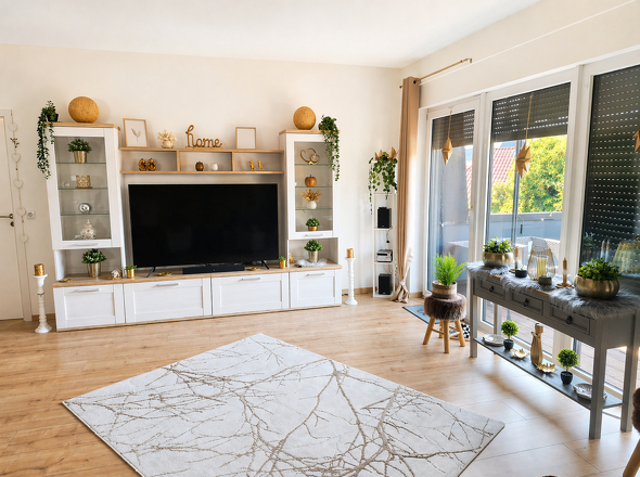 Wohnzimmer mit Blick zum Balkon