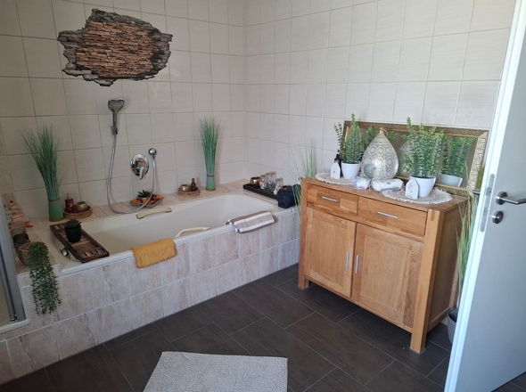 Bad mit Wanne und Dusche