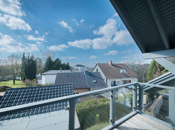 Balkon West mit Blick ins Grüne DG Arbeitszimmer