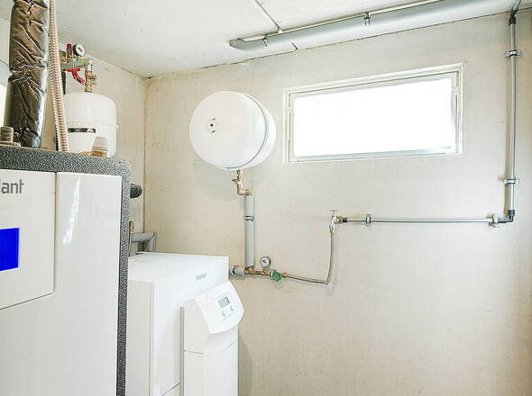 Heizungskeller mit Wärmepumpe und 800 L Warmwasserspeicher (Solarthermie)