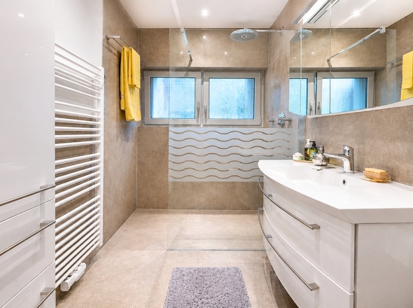 Modernes Duschbad mit Walk-In-Dusche EG