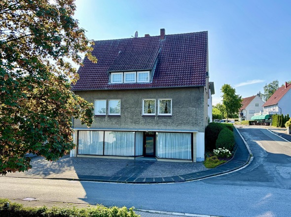 Außen KI-bearbeitet