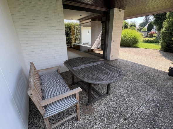 Auch eine komplett überdachte Terrasse fehlt nicht