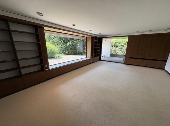 Ein Panoramafenster im Wohnzimmer mach das TV überflüssig