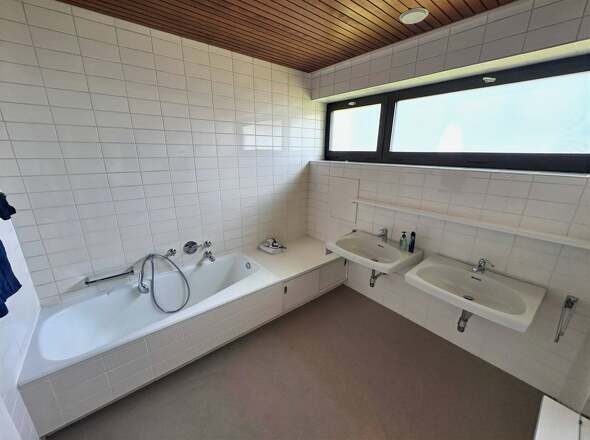 Zweites Bad mit Badewanne