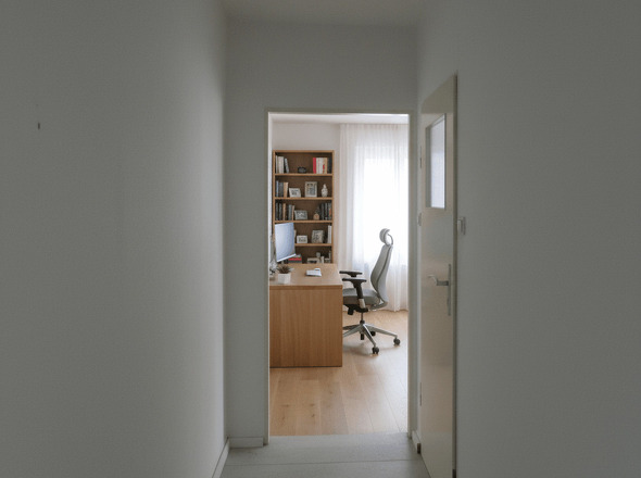 Flur mit Blick ins Büro