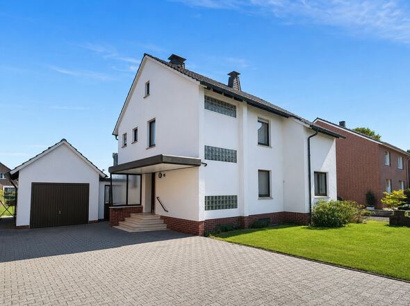 Großzügige Einfahrt mit Garage