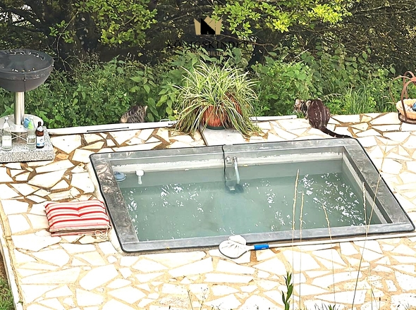 kleiner Edelstahl Pool 6.0 x 1.5 x 0.6 Zulauf üner eine Quelle im Garten