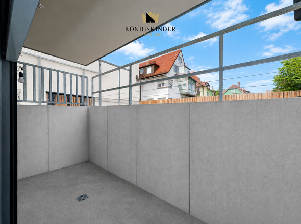 helle Terrasse mit modernem Industriecharme