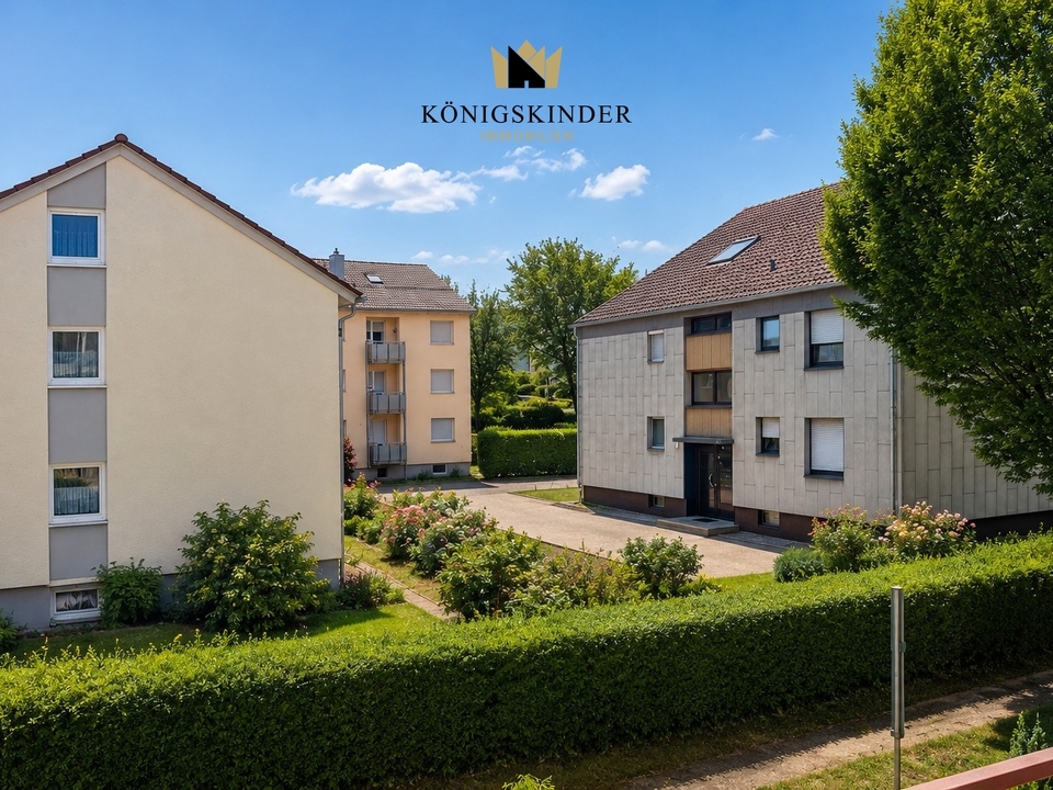 Der Balkon bietet einen angenehmen Ausblick in das ruhige Wohnumfeld.