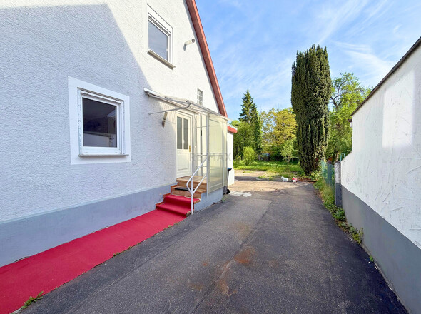 Zufahrt_Hauseingang_Parkplatz
