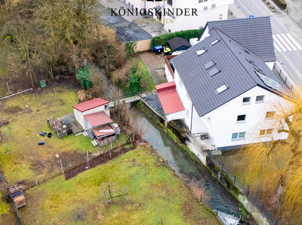 Blick auf das Haus mit der Brücke über den Zipfelbach in den Garten 