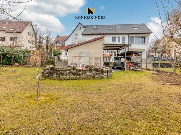 Rückansicht mit Gartengrundstück und Bachlauf