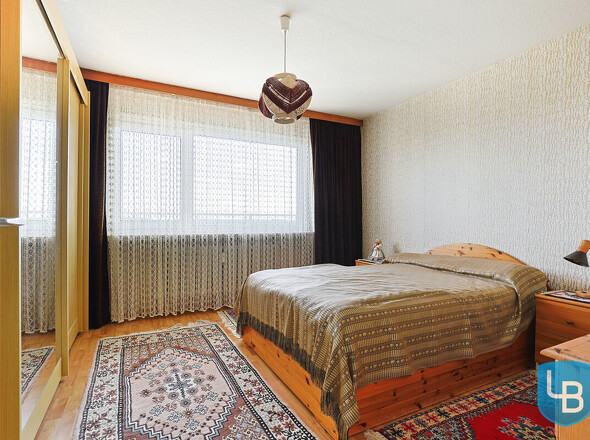 Schlafzimmer mit Blick zur Loggia